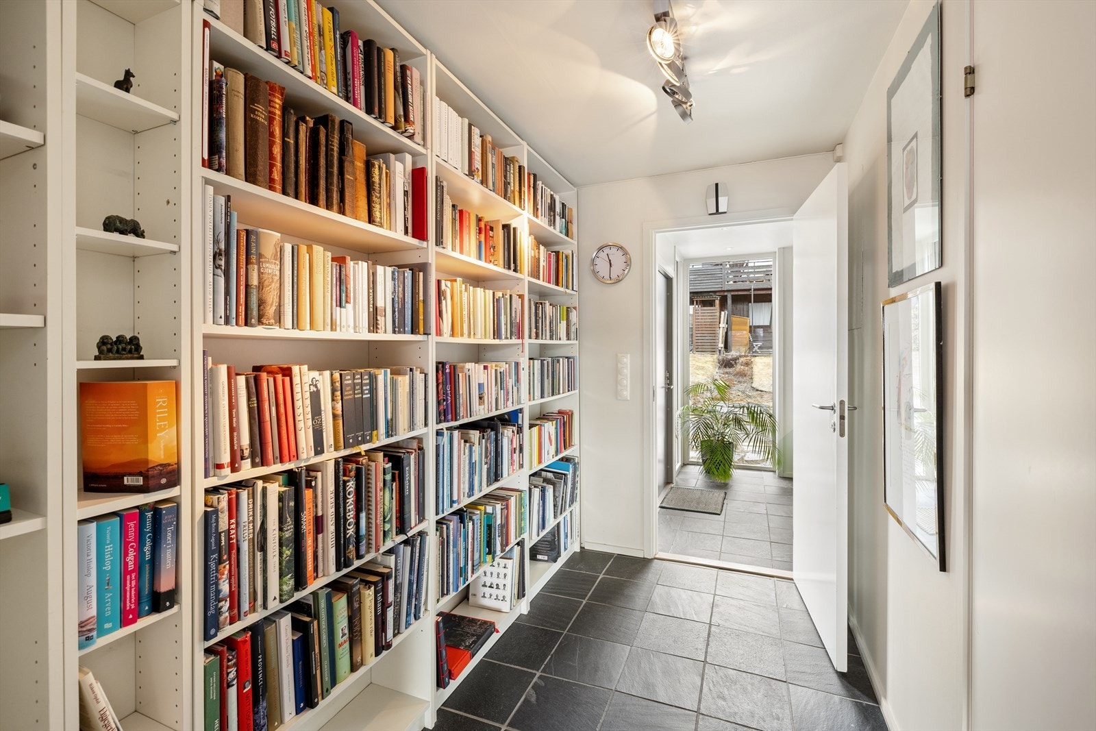 Lyst og innbydende gang-/bibliotekrom med god plass til oppbevaring. Galleribilde