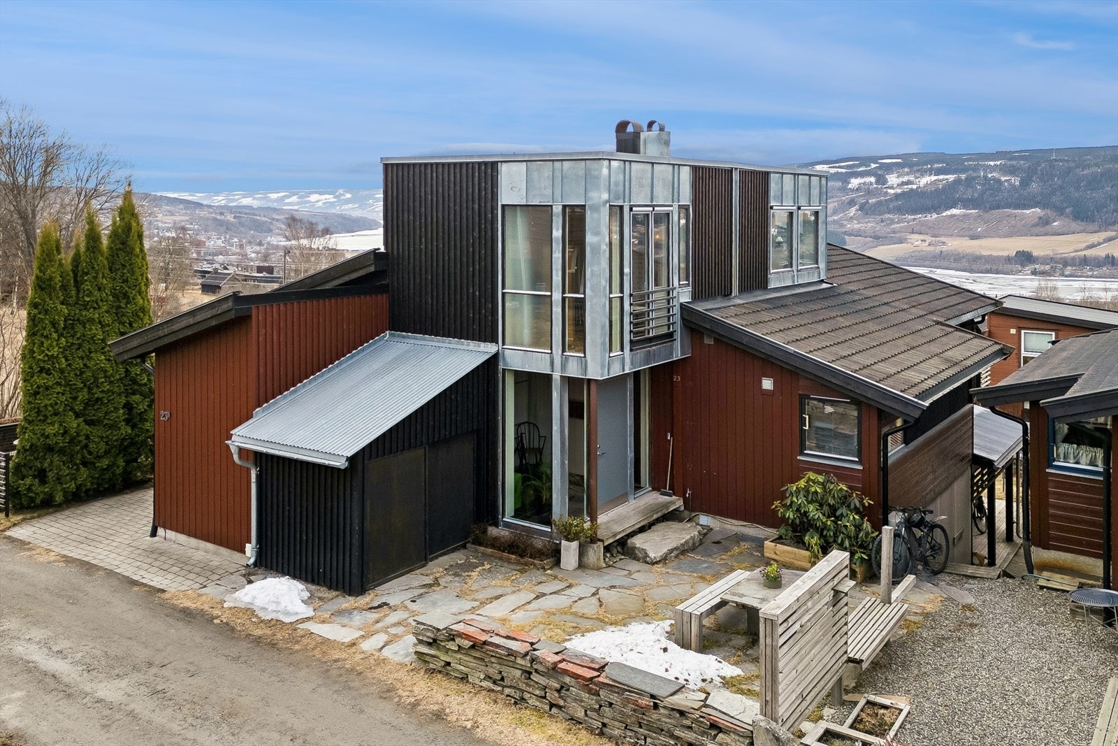 Innholdsrik bolig med arkitekttegnet påbygg fra 2007 og et samlet bruksareal (BRA-I) på 168 m2. Galleribilde
