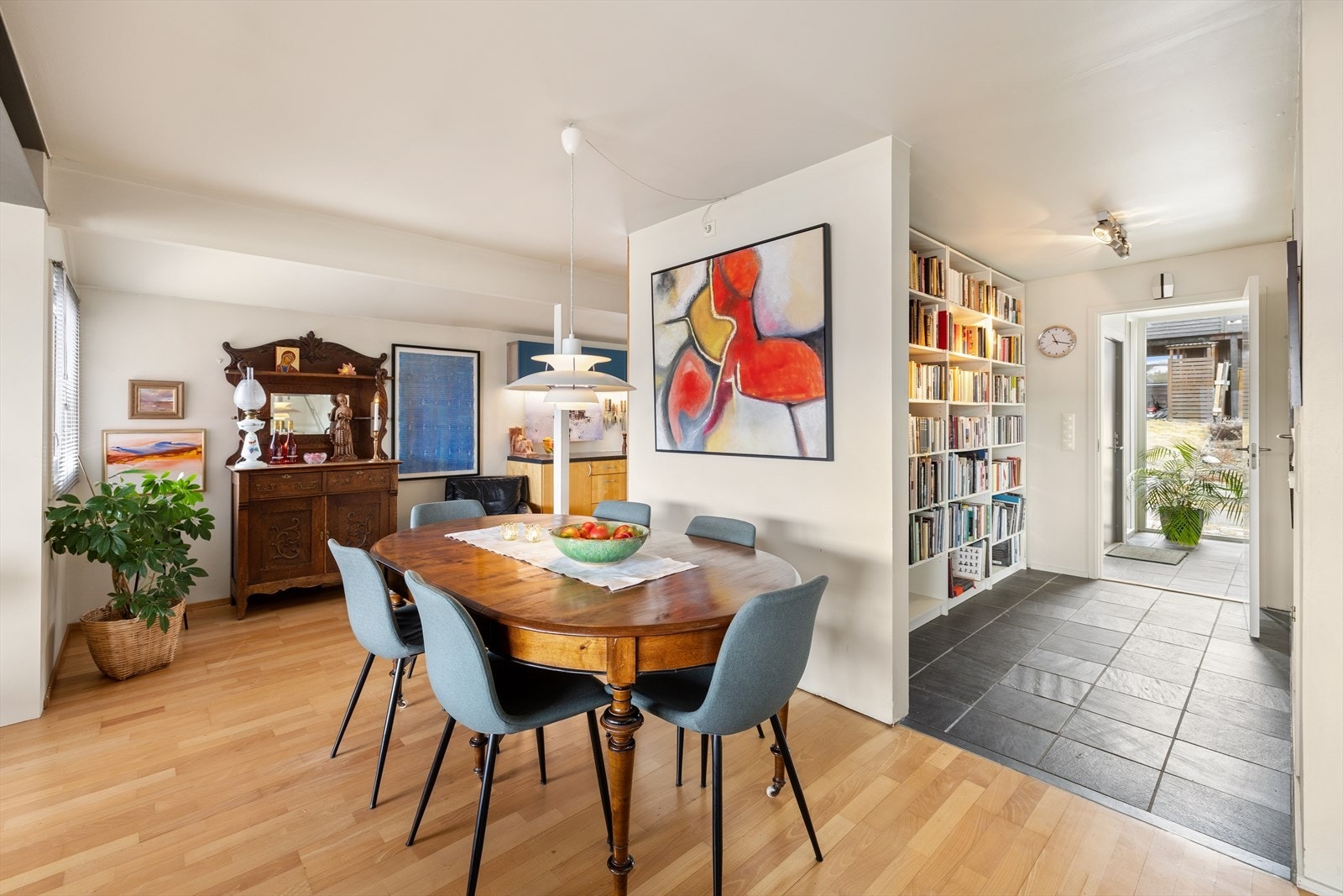 Velkommen inn til denne innholdsrike boligen med et pent, arkitekttegnet tilbygg! Galleribilde