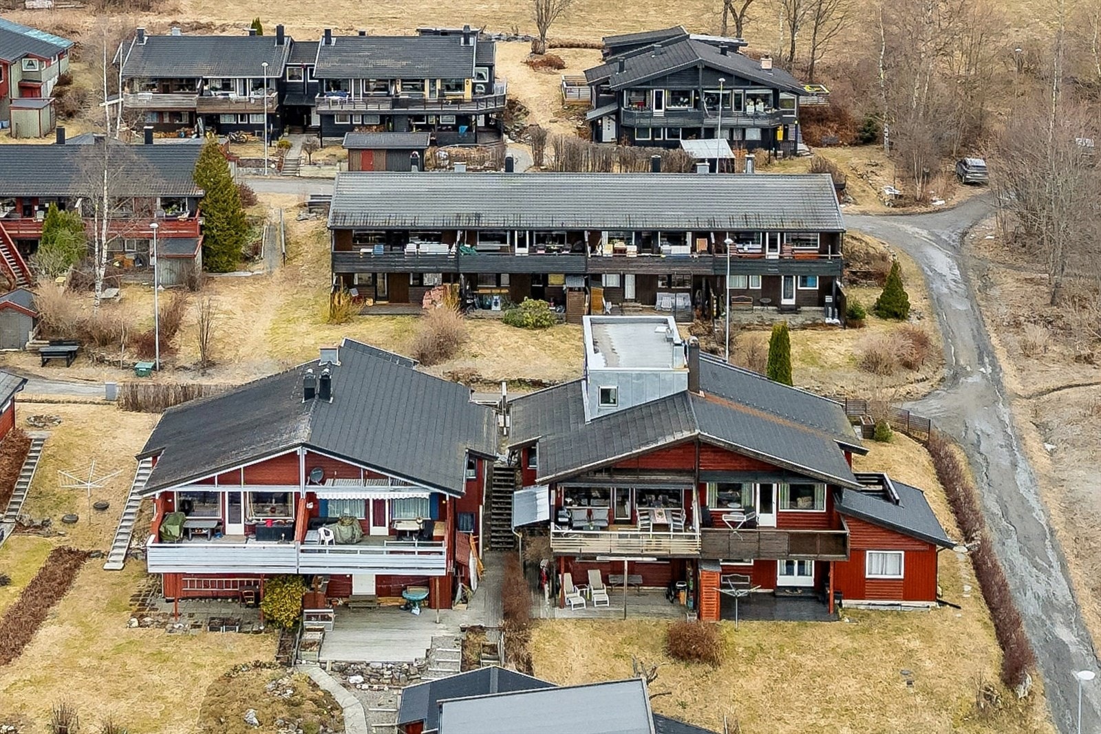 Det er pliktig medlemskap i Ekromskogen Huseierlag SA. Inkl. i felleskostnad er: Snørydding, plenklipping og vedlikehold fellesområder og garasjer. Galleribilde