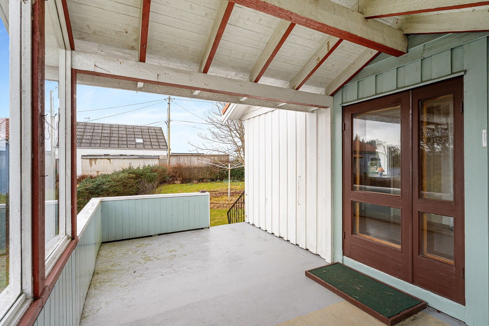Fra stuen er det utgang til den overbygde terrassen. Her er god plass til utemøbler, grill og potteplanter. Galleribilde