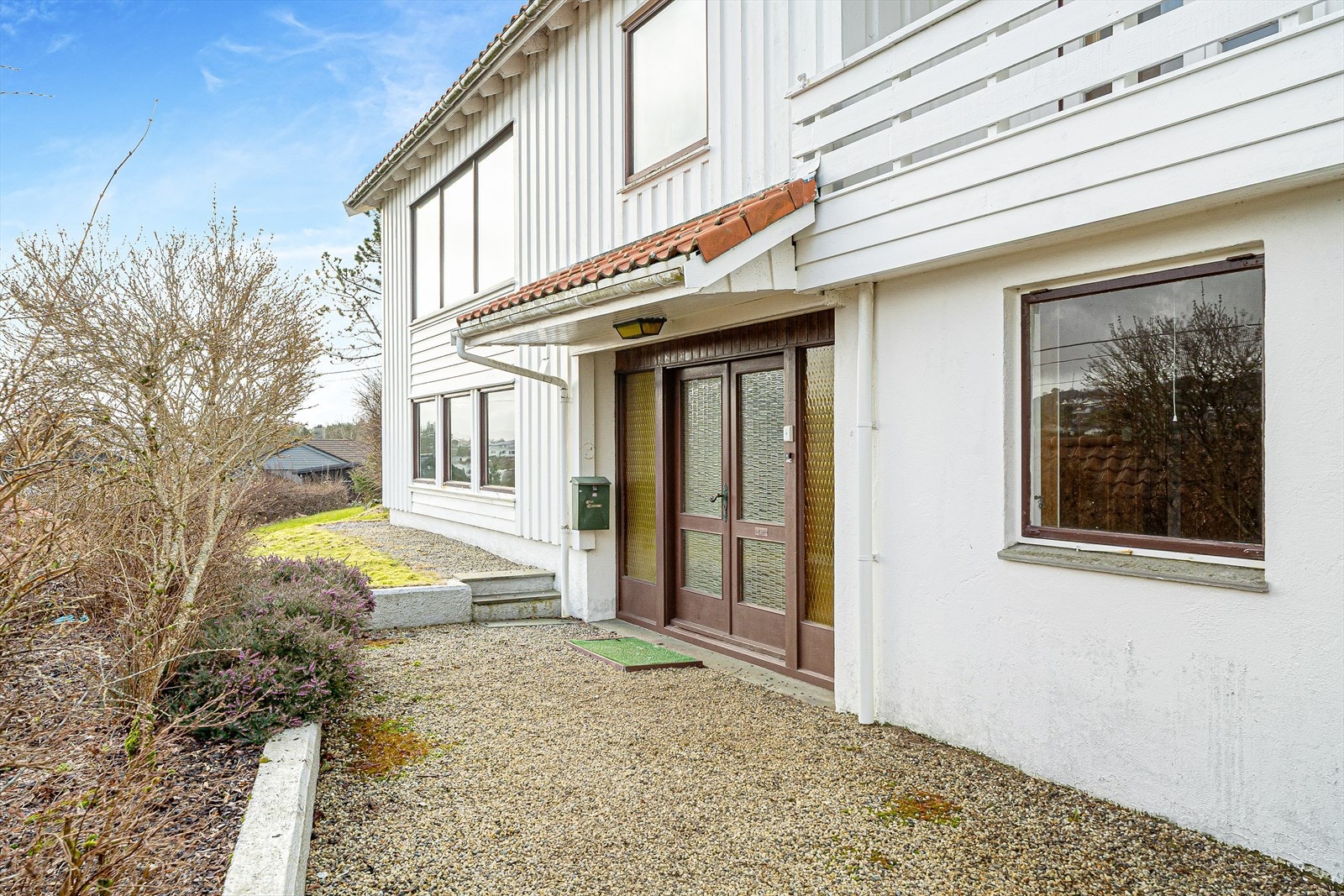 Hovedadkomst via underetasjen. Det er også bi-inngang i hovedetasjen. Galleribilde
