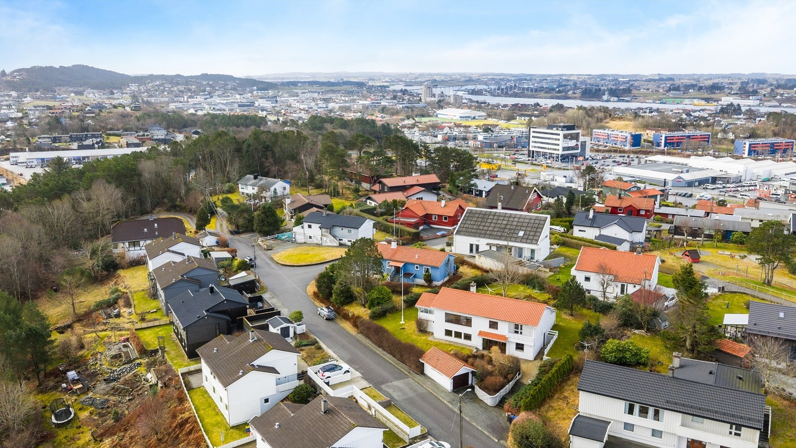 Attraktiv beliggenhet i et veletablert og barnevennlig område på toppen av Porshaug. Galleribilde
