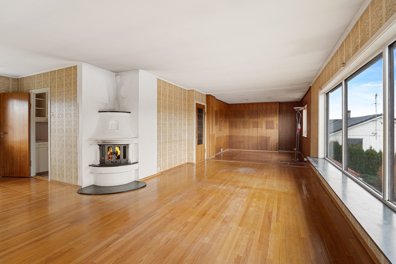 Rikelig med plass til sofa, spisegruppe og annet møblement. Galleribilde