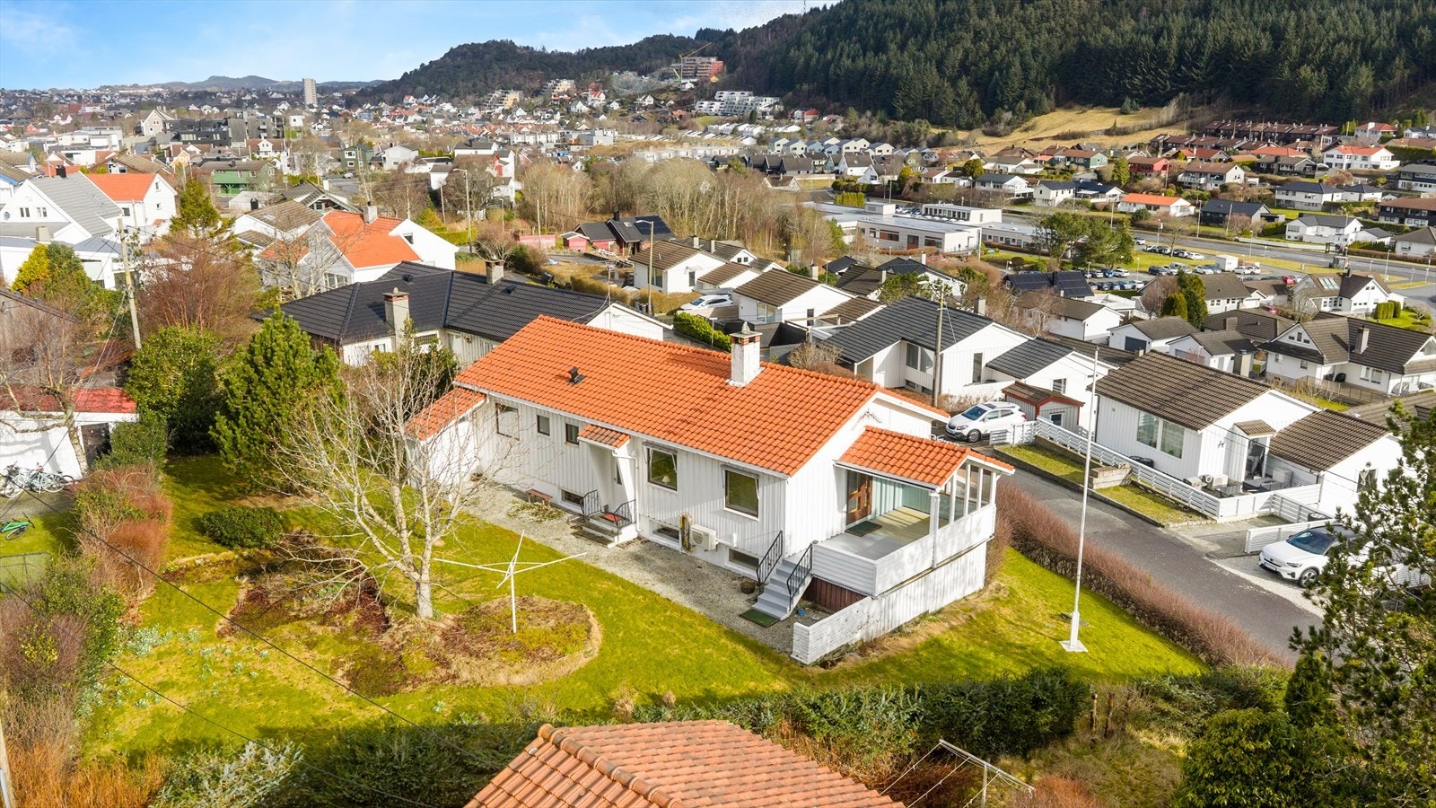 Fra boligen er det gangavstand til flere barnehager, Rossabø Skole (1-7 kl.) og flotte turområder. Galleribilde