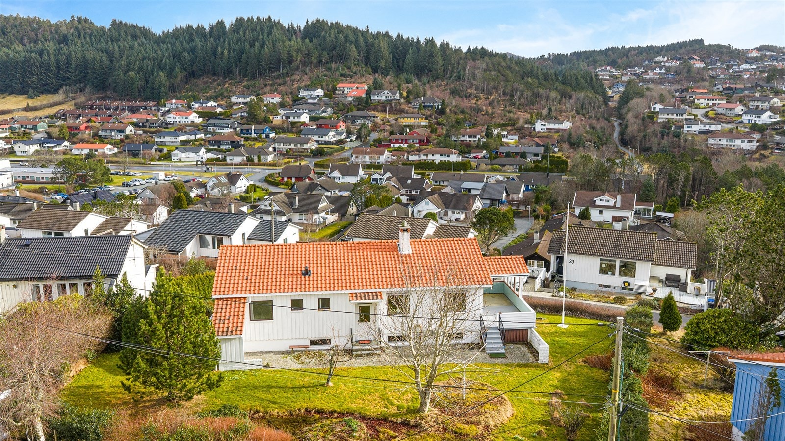 Solrik eiendom med nydelig utsikt mot området! Galleribilde