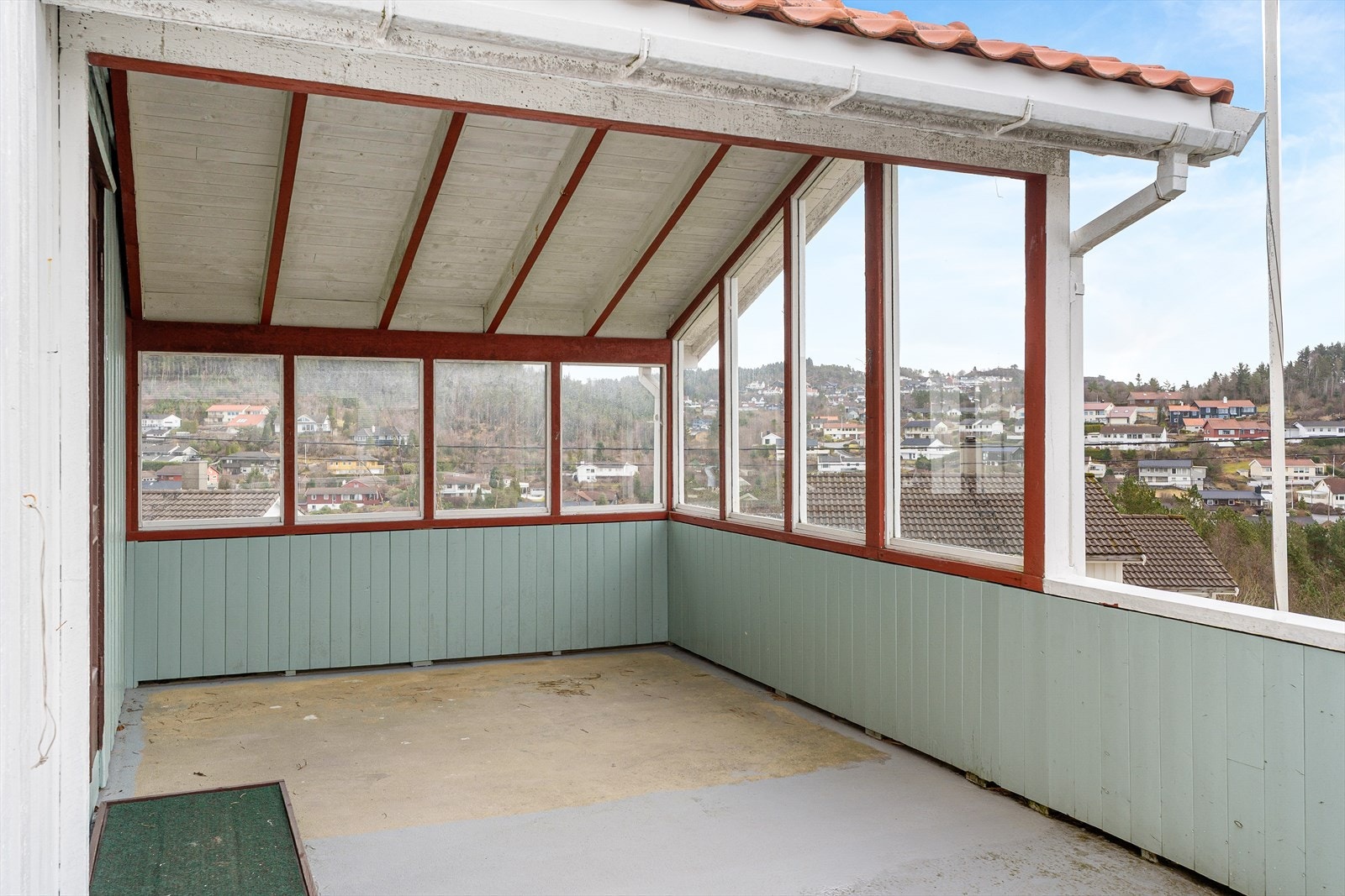 Stor, overbygget terrasse skaper et skjermet uterom. Galleribilde