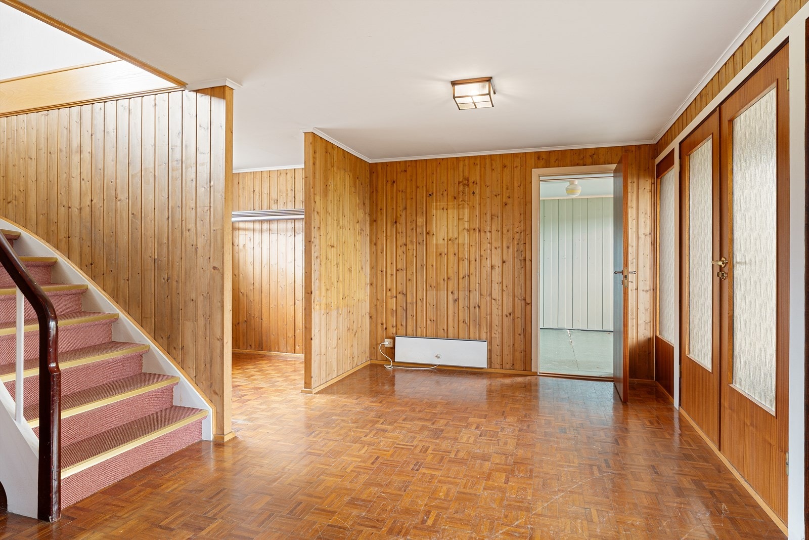 Rikelig med plass til yttertøy og sko i egen garderobenisje. Galleribilde