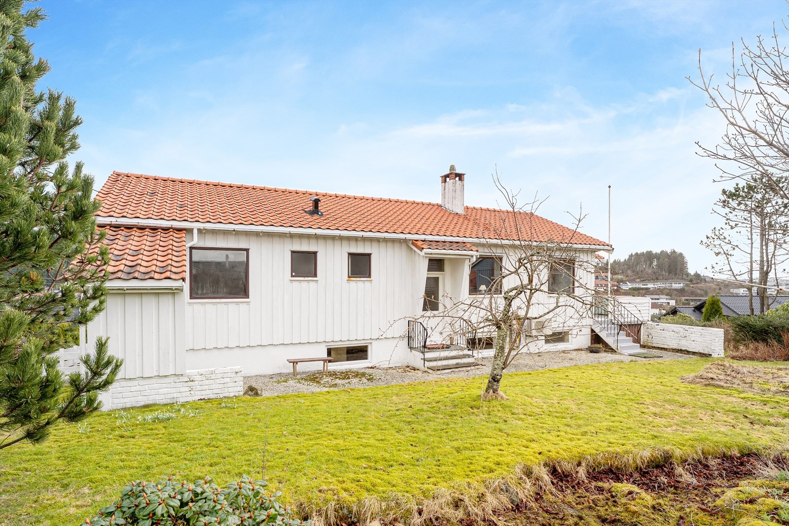 Stor hage med masse boltreplass for store og små. Galleribilde