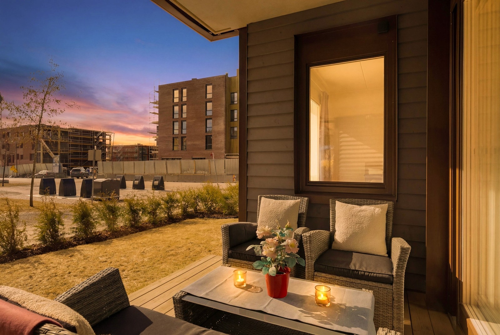 Fra stuen er det direkte utgang til en solrik terrasse på ca. 14 m². Galleribilde