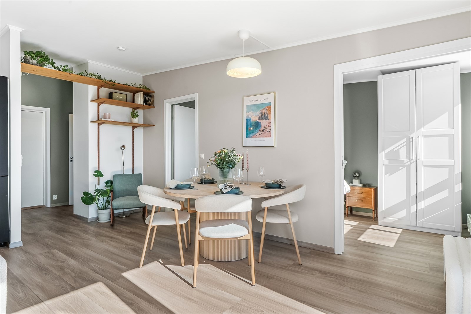 Stuen har også plass til et hyggelig spisebord, med gode muligheter for å samle familie og gjester. Galleribilde