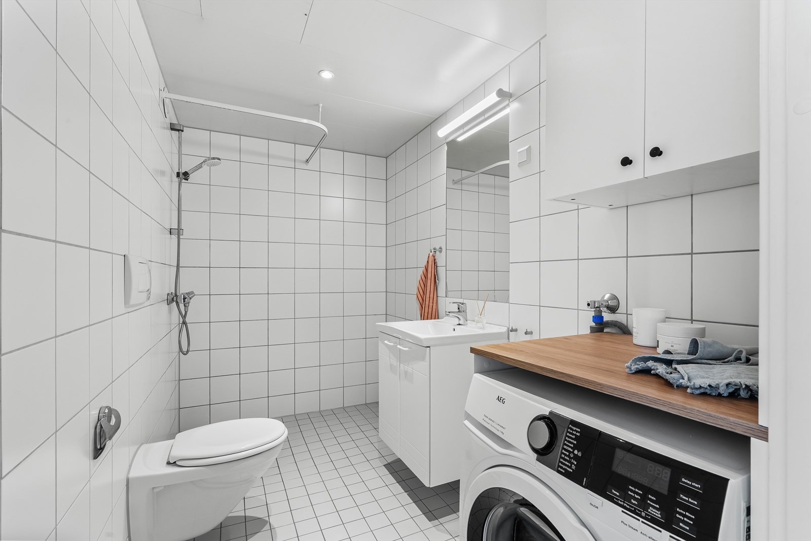Pent, flislagt baderom med innfelt downlights og elektrisk gulvvarme. Galleribilde