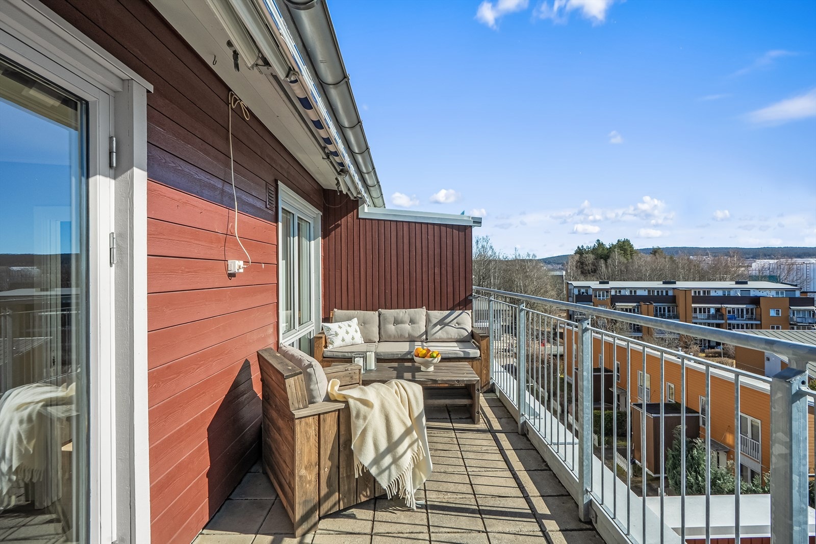 I vår- og sommerhalvåret blir balkongen en naturlig forlengelse av stuen, perfekt for hyggelige stunder med familie og venner. Galleribilde