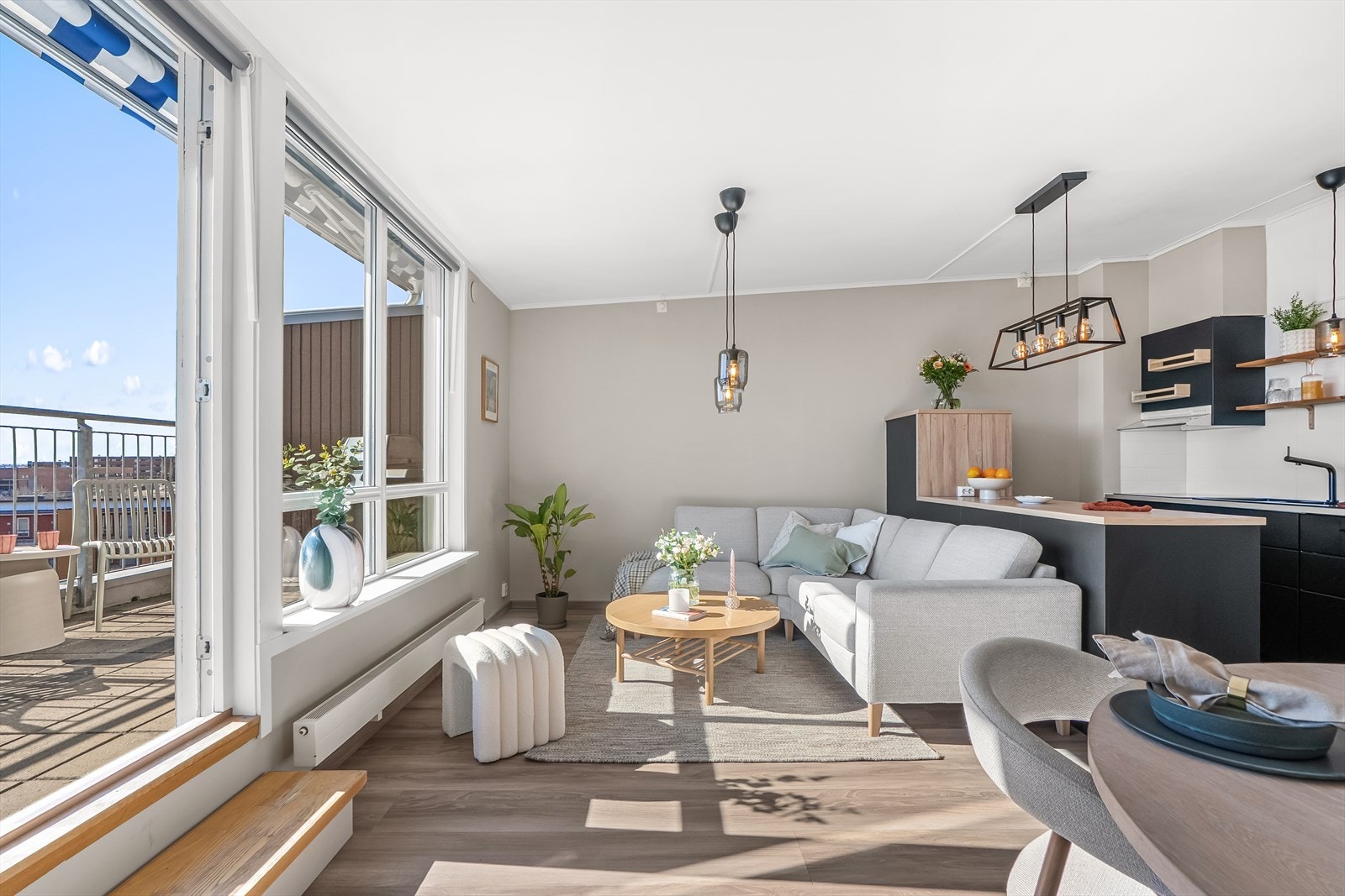 Gulvet er belagt med flott laminat fra 2018, og overflatene er malt i delikate, moderne fargetoner. Galleribilde