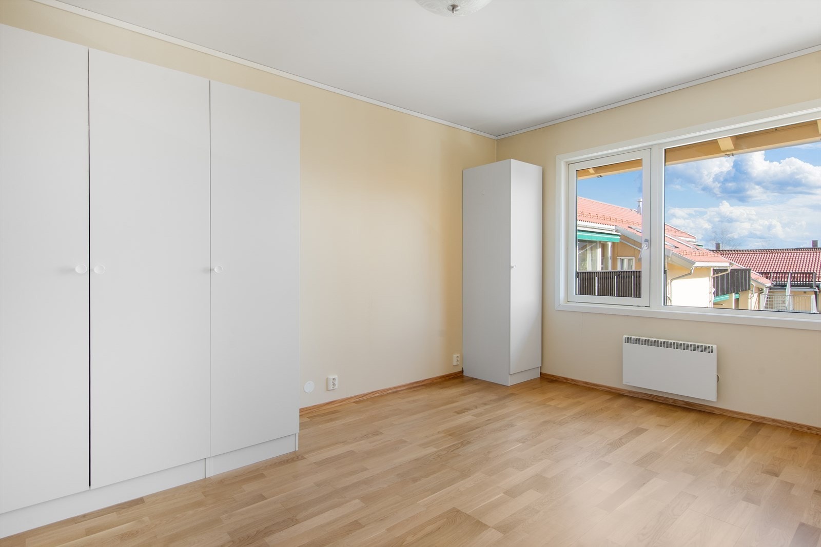 God plass til en dobbeltseng mellom skapene! Galleribilde