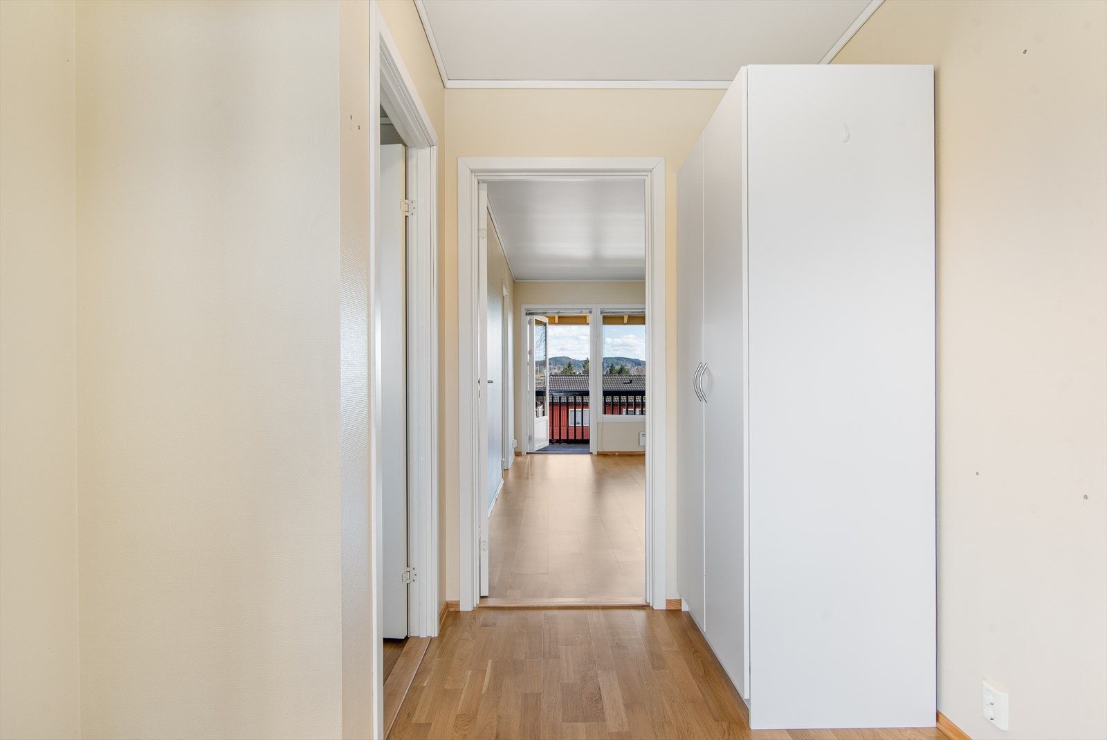 Velkommen inn! Gangen er romslig og har god plass til et garderobeskap. Galleribilde