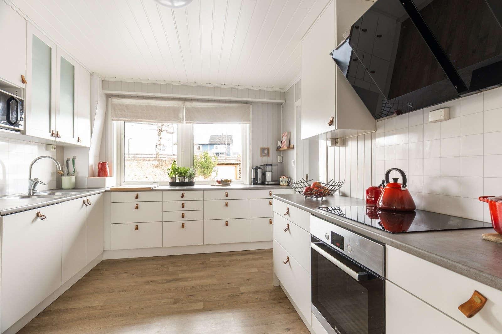 Kjøkkenet har en praktisk U-form med rikelig skap- og benkeplass. Innredningen er fra 2018. Galleribilde