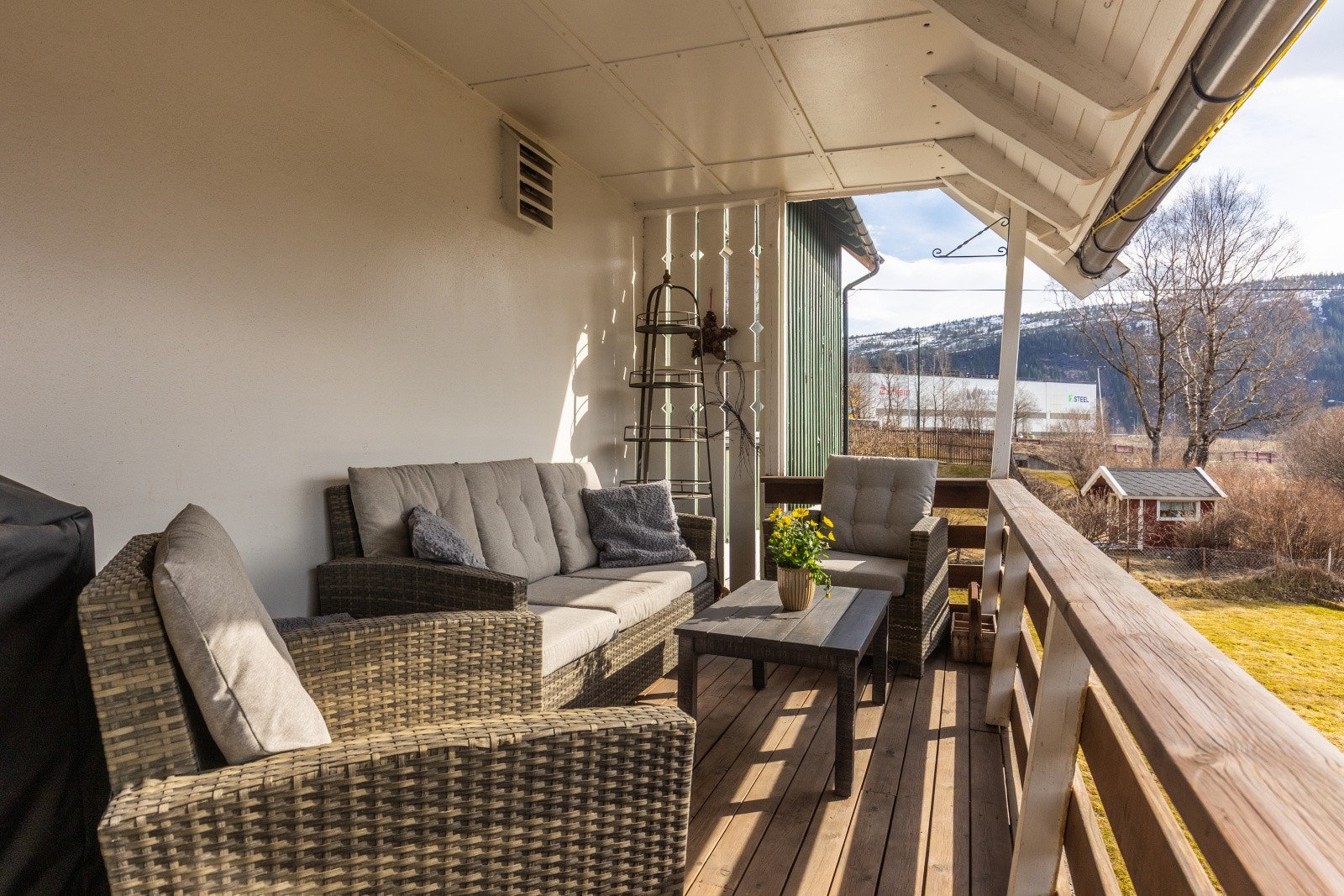 Den takoverbygde altanen på ca. 10 m² har god plass til en hyggelig sittegruppe. Galleribilde