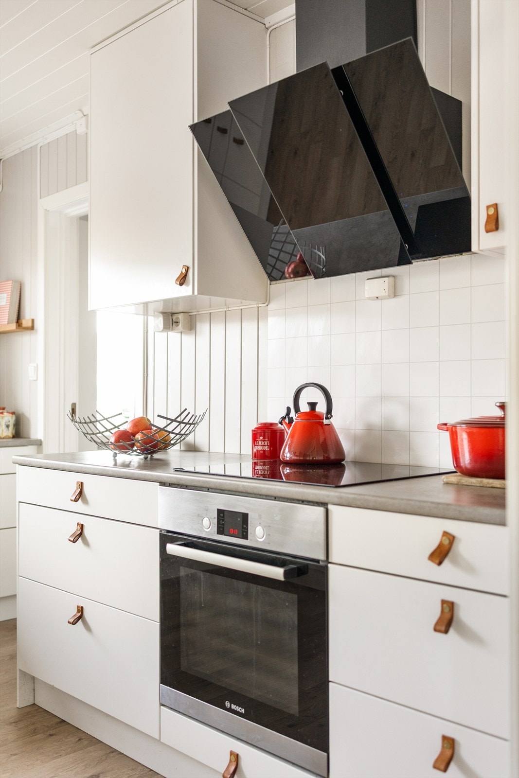 Kjøkkenet er utstyrt med integrert stekeovn, induksjonstopp med komfyrvakt og kjøkkenventilator med avtrekk ut. Galleribilde
