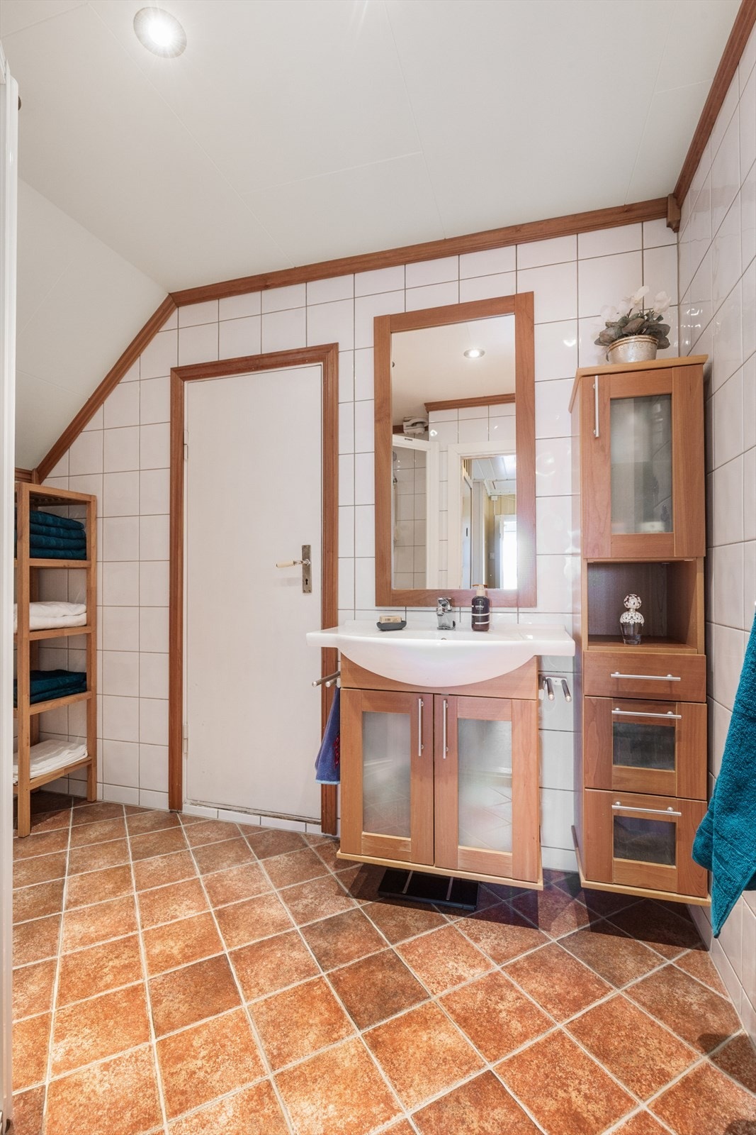 Badet i andre etasje har flislagt gulv med elektriske varmekabler, som gir god komfort. Galleribilde