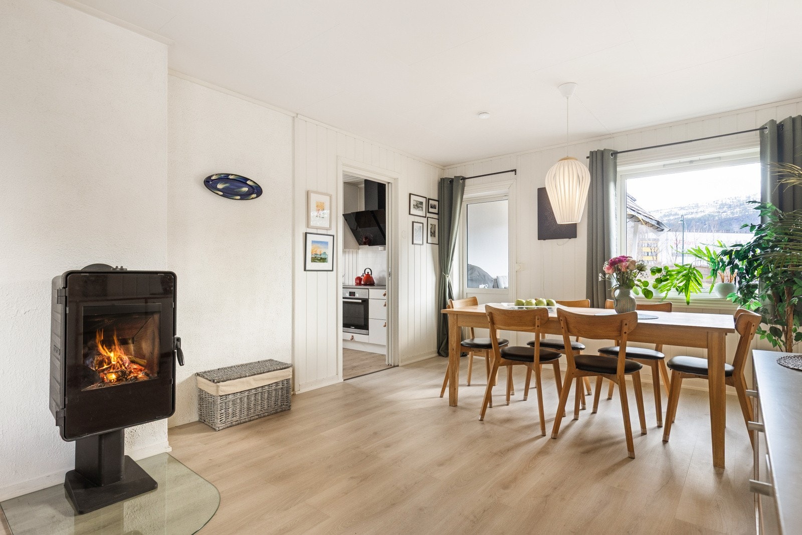 En vedovn i stuen gir ekstra varme og hygge. Pipen ble sist feid i 2024. Galleribilde