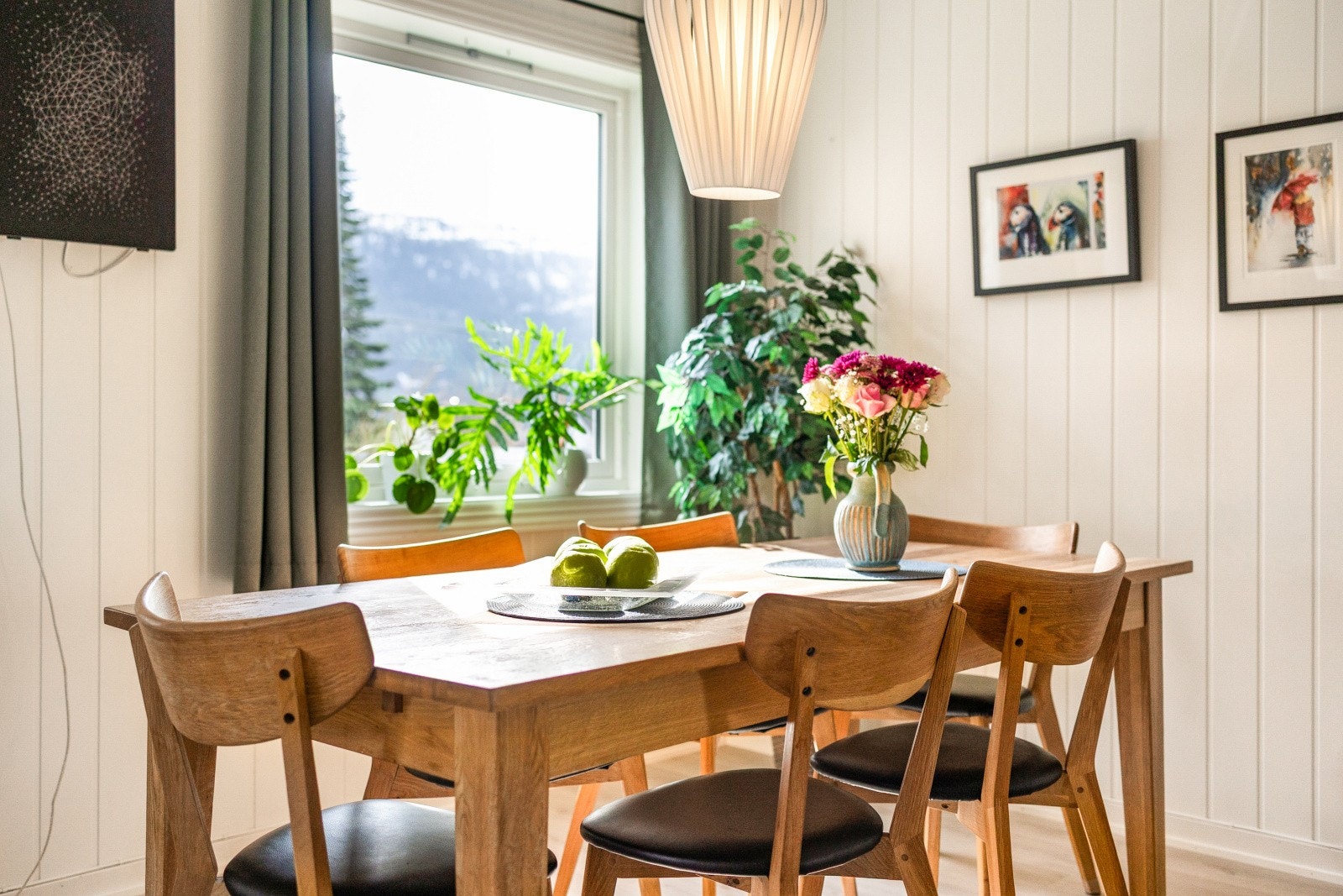 Store vindusflater gir godt med dagslys til spiseplassen. Galleribilde