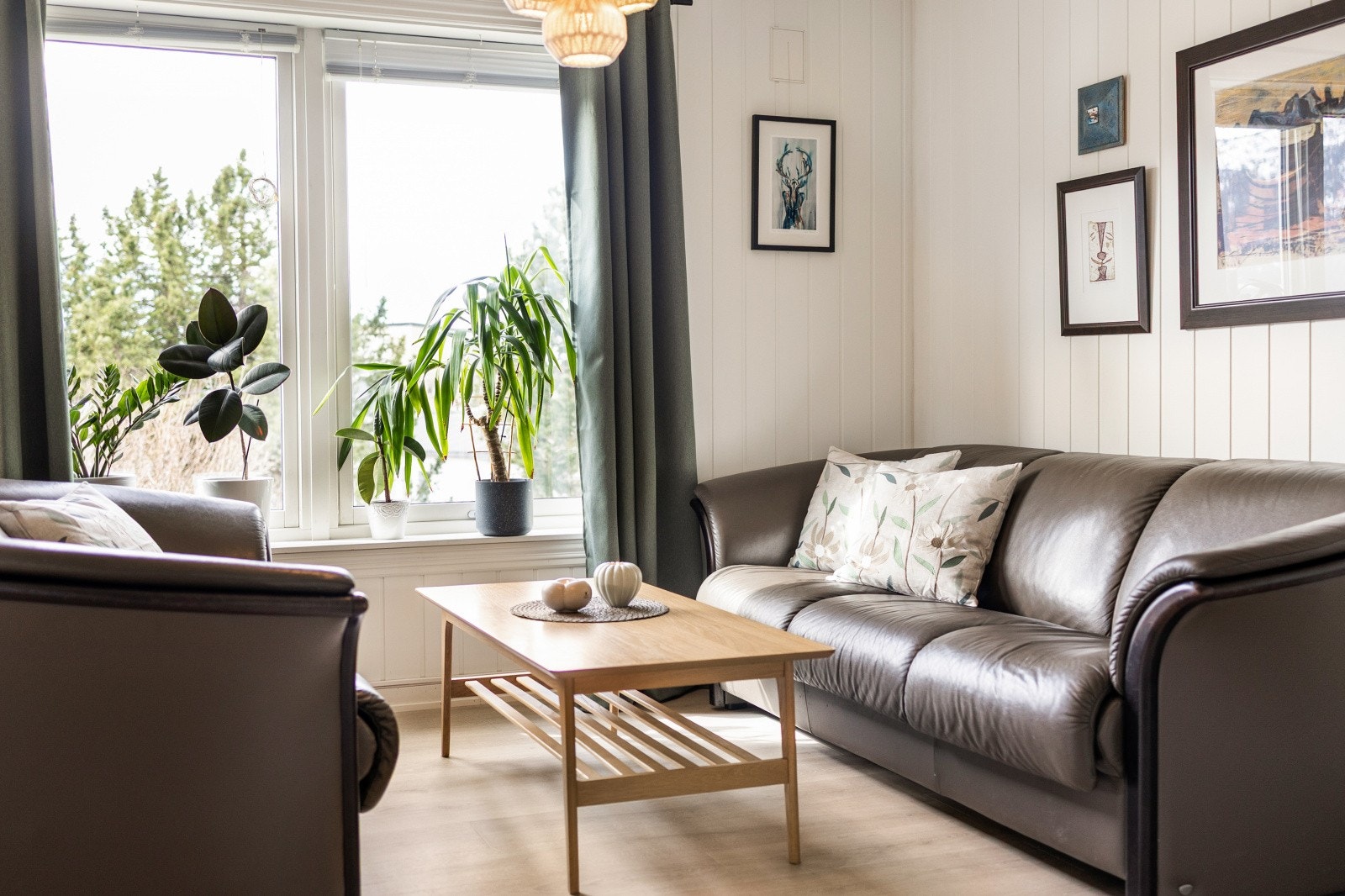 Stuen har flere vinduer som slipper inn lys og gir utsyn mot nærområdet. Galleribilde