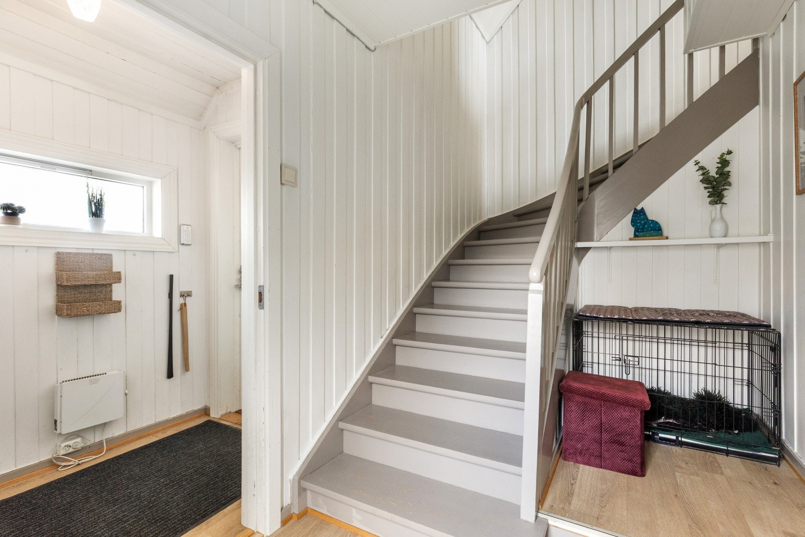 Fra gangen fører en malt tretrapp opp til andre etasje. Galleribilde