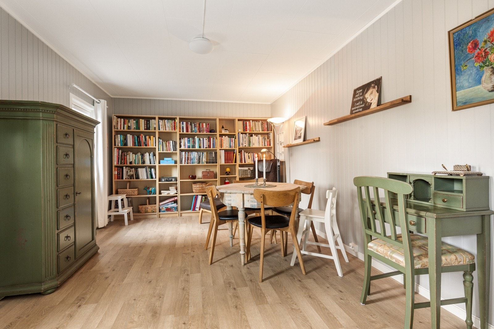 Biblioteket er et fleksibelt rom som også kan benyttes som kontor eller lekerom. Galleribilde