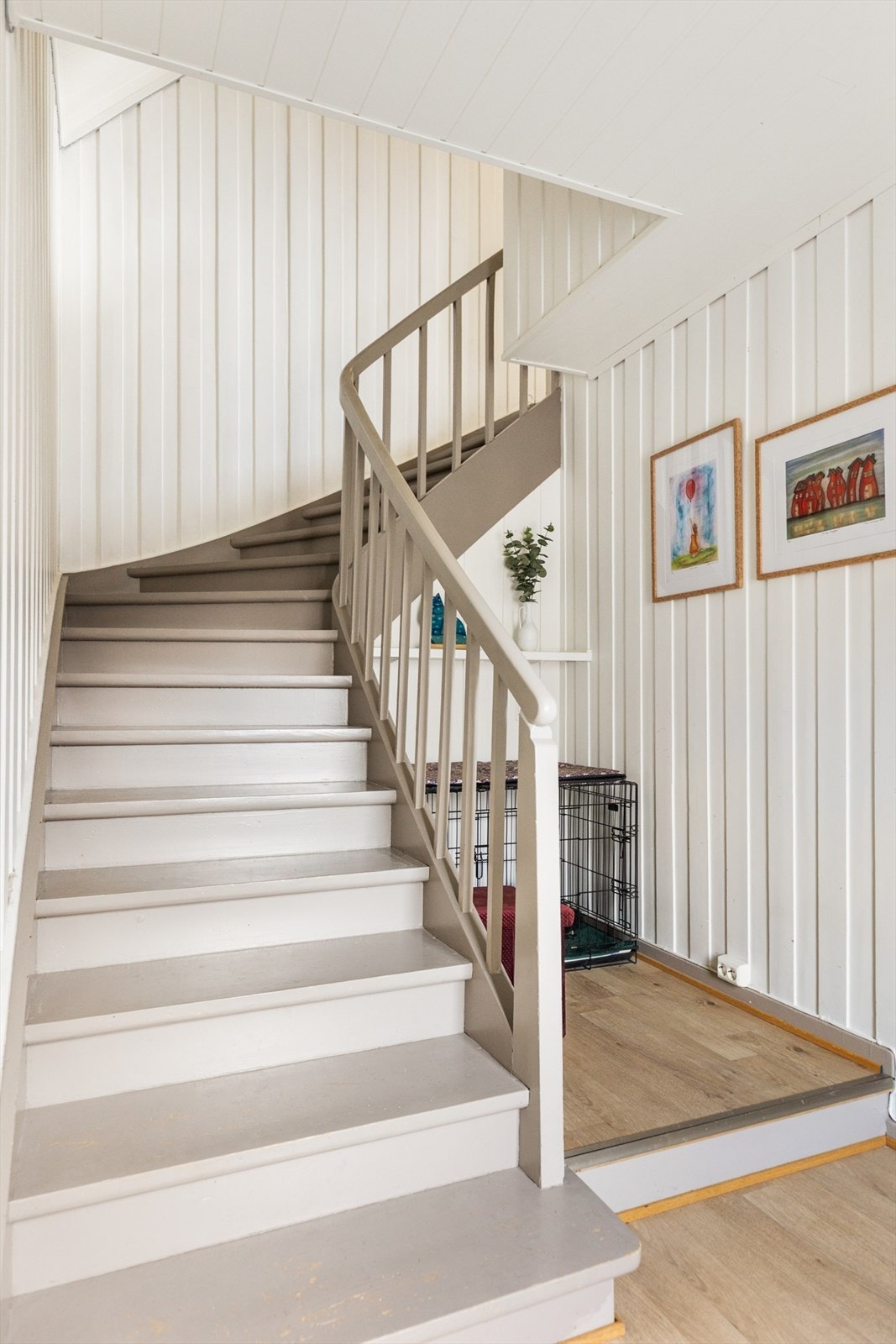 Den malte tretrappen binder etasjene sammen på en elegant måte. Galleribilde