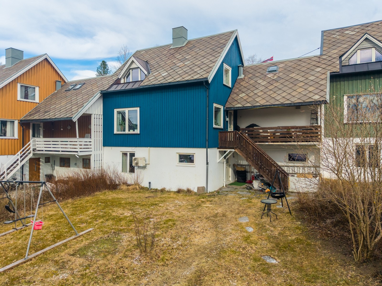 Boligen har en takoverbygd altan på ca. 10 m² med trapp ned til hagen, og en tilsvarende overbygd terrasse i etasjen under. Galleribilde