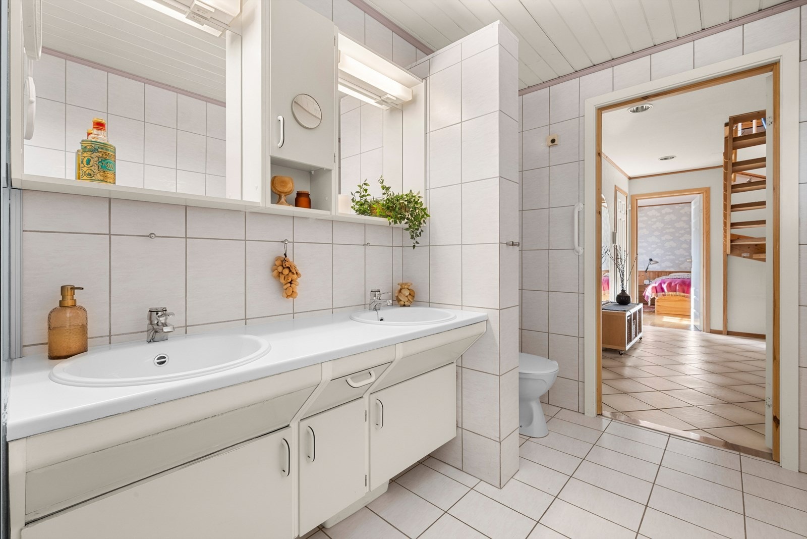 Badet i 1.etasje er utstyrt med to servanter. Galleribilde