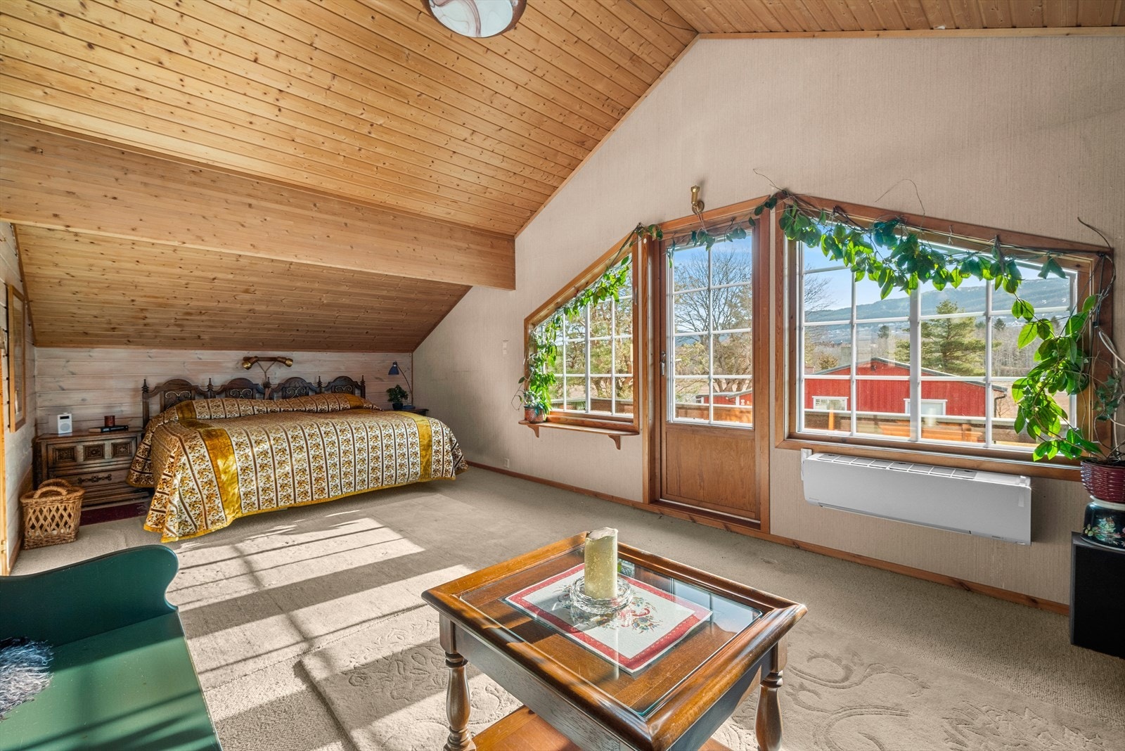 Loftstuen har en solrik terrasse, og varmes opp ved hjelp av varmepumpe. Galleribilde