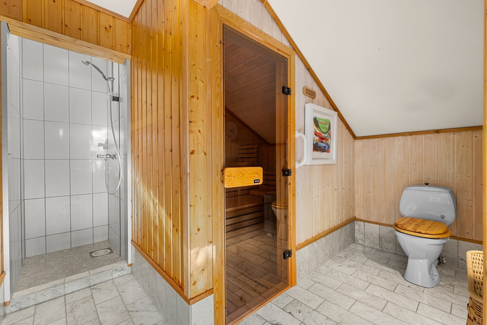 Badet har både dusjhjørne og badstue. Galleribilde