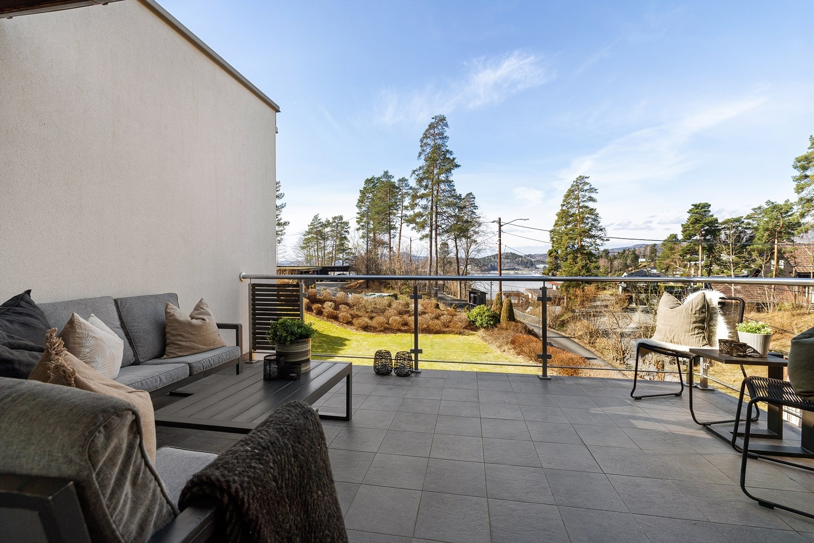Fra hovedsoverommet er det utgang til en stor terrasse med gode solforhold og utsikt mot fjorden Galleribilde