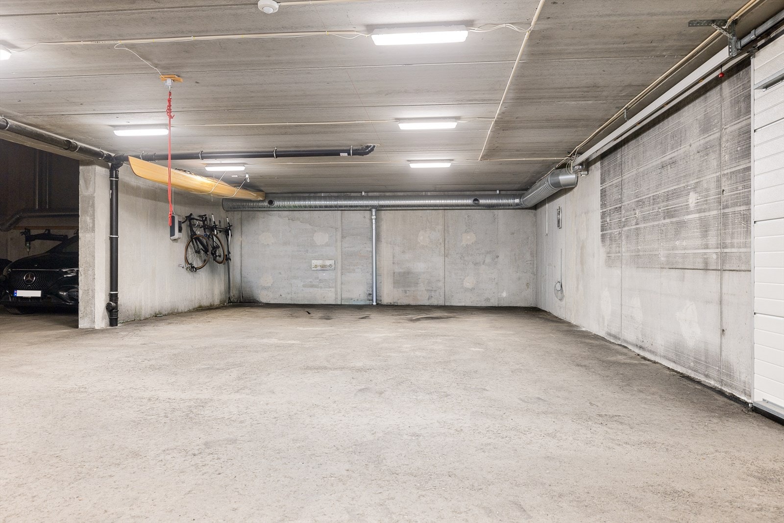 Seksjonen disponerer et større parkeringsareal i felles garasjeanlegg med god plass plass til 2 biler. Galleribilde