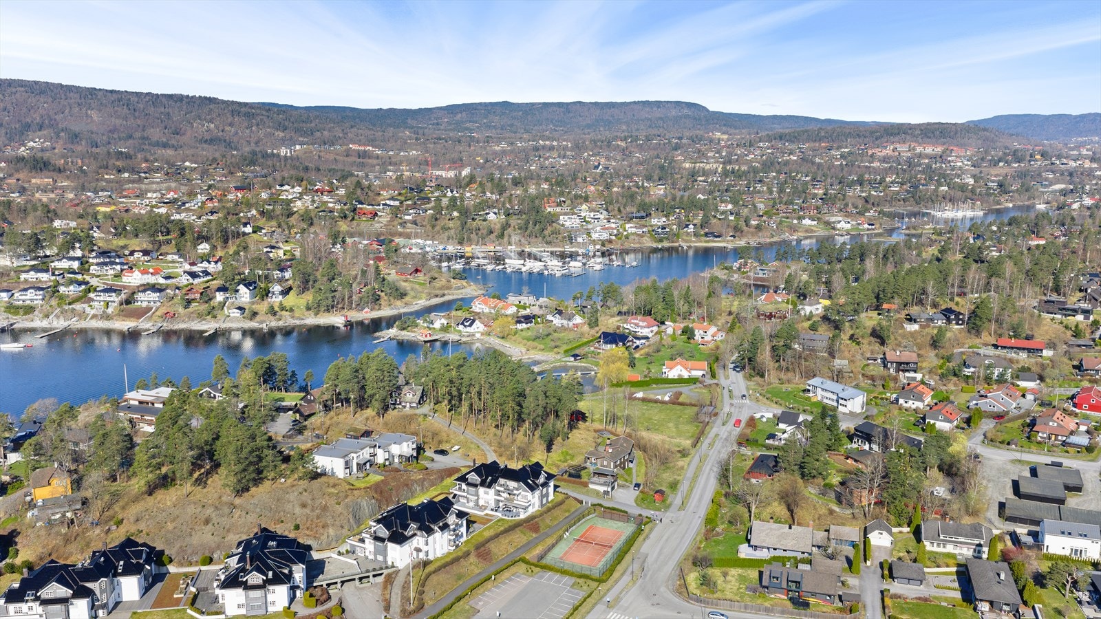 Sameiet har egen tennisbane til glede for beboerne. Galleribilde