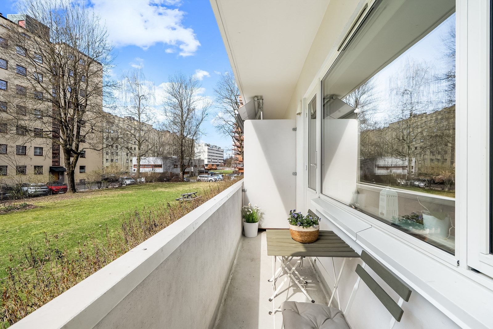 Dette er et rolig, grønt og barnevennlig området. Her bor du godt med også flere parker, nærhet til skole, barnehager og kollektivtransport. Galleribilde