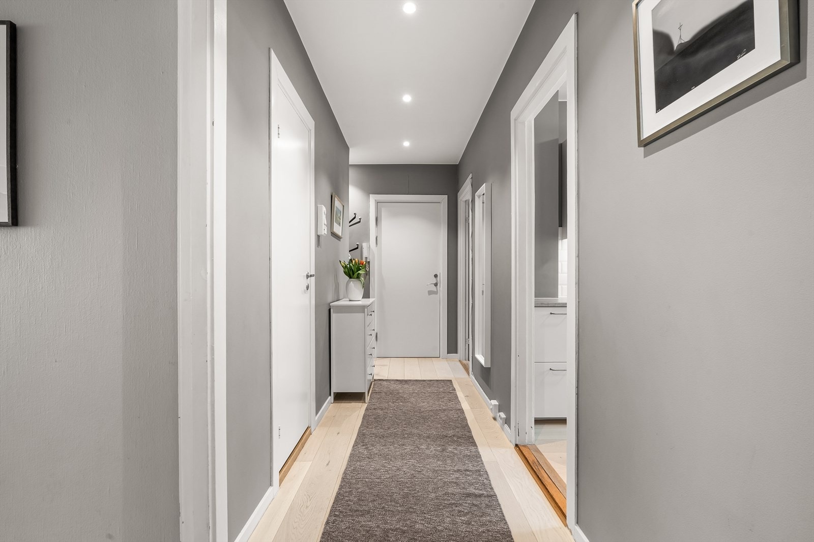Leiligheten har en innbydende og romslig entré med downlights fra 2023. Galleribilde