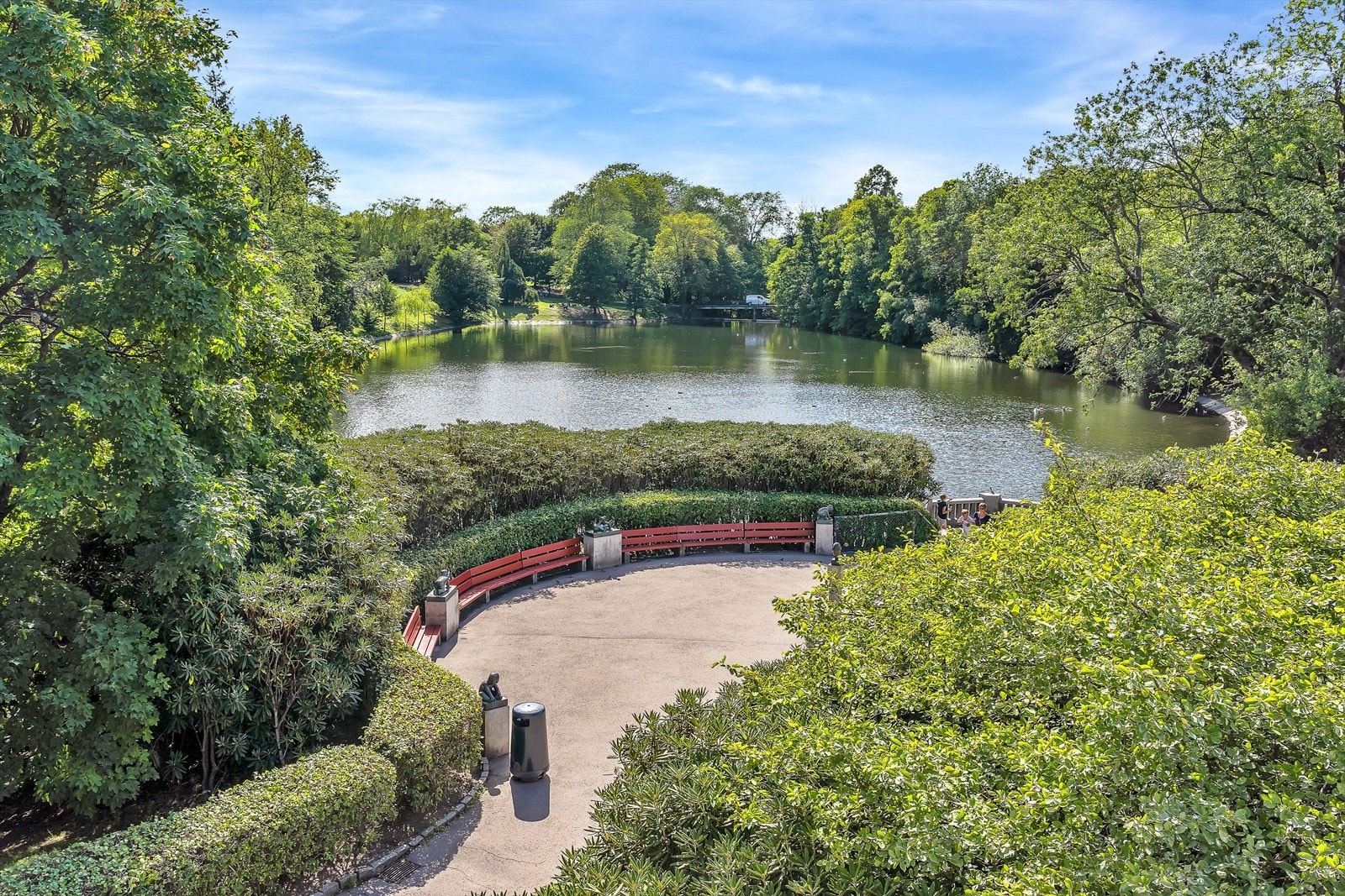 Området tilbyr også flotte tur og rekreasjonsområder som Frognerparken, Slottsparken, Skarpsnoparken og Hydroparke. Det er gåavstand til flotte Frognerkilen med mulighet for båtplass. Galleribilde