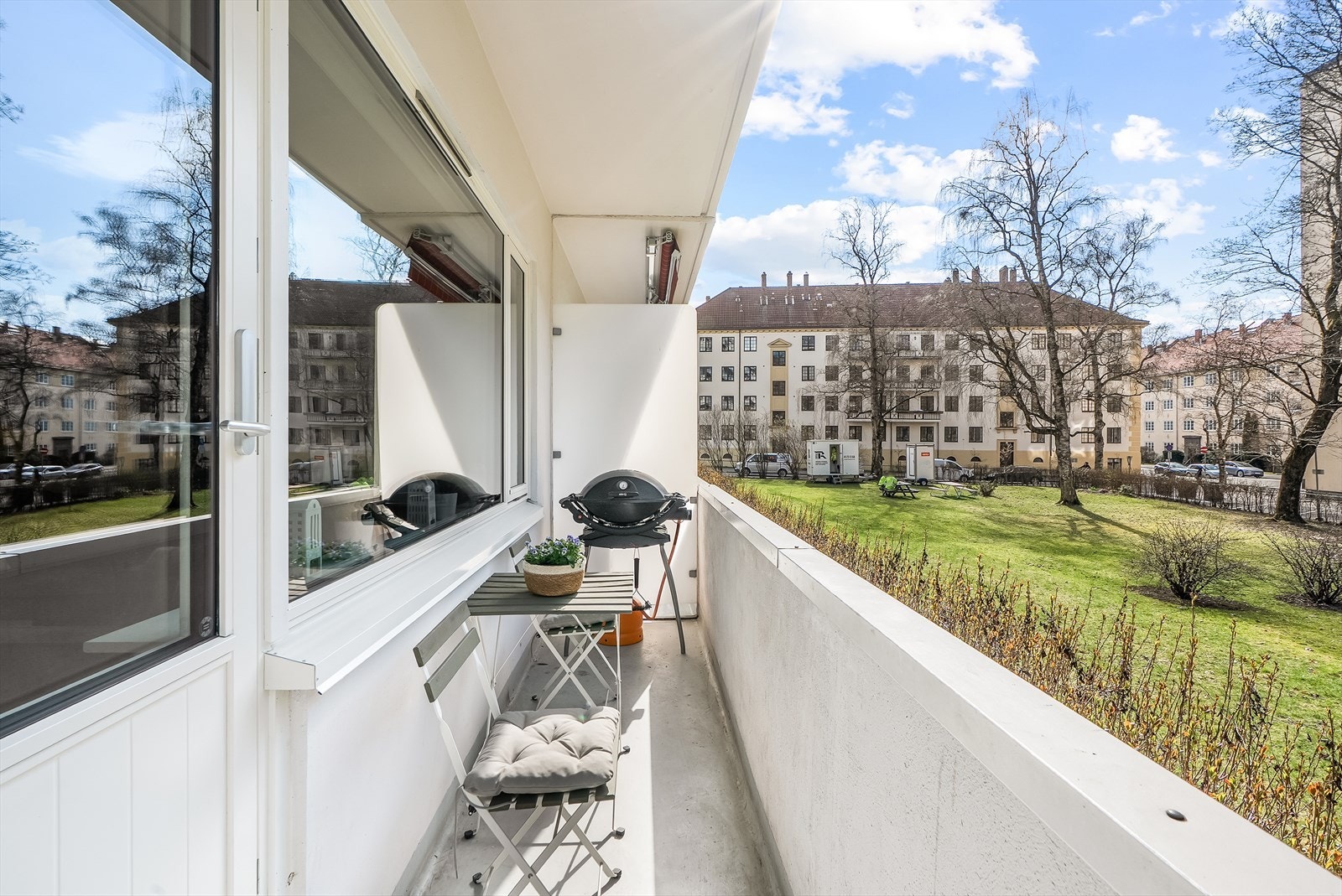 La oss ta en liten titt på balkongen igjen. Balkongen er på ca. 4,5 m² og har sol midtsommers fra ca kl. 10-19. Galleribilde