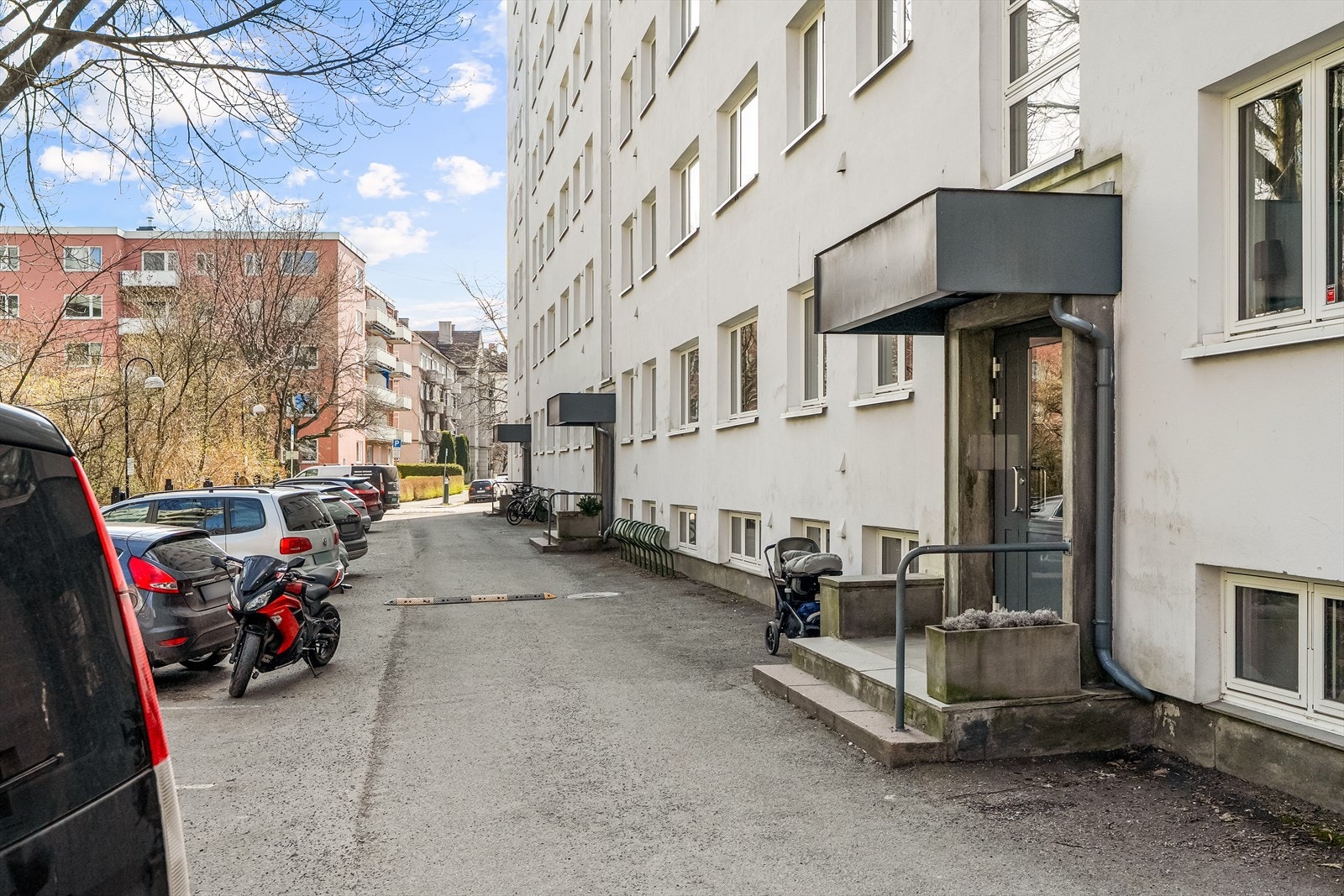 Sameiet har noen biloppstillingsplasser som leies ut til beboerne etter ansiennitetsprinsippet. Ladere ble installert i 2025. Galleribilde