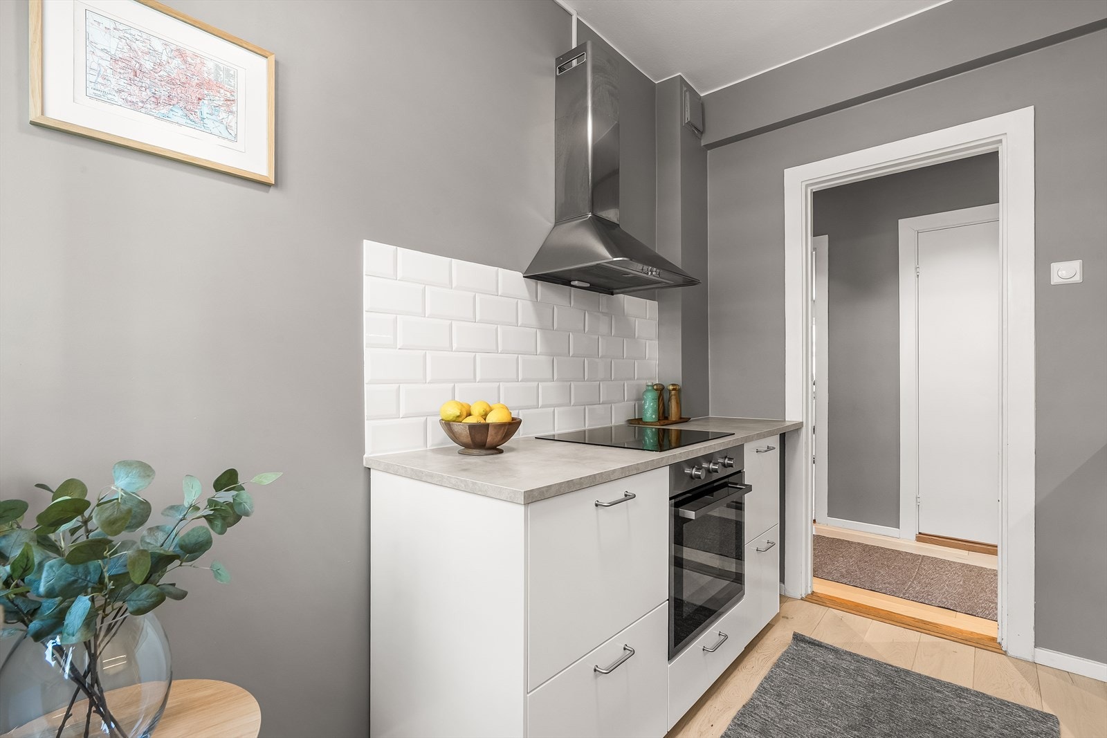 Kjøkkenet er utstyrt med kullfilterventilator over kokeplass, komfyrvakt og vannstoppsystem. Galleribilde