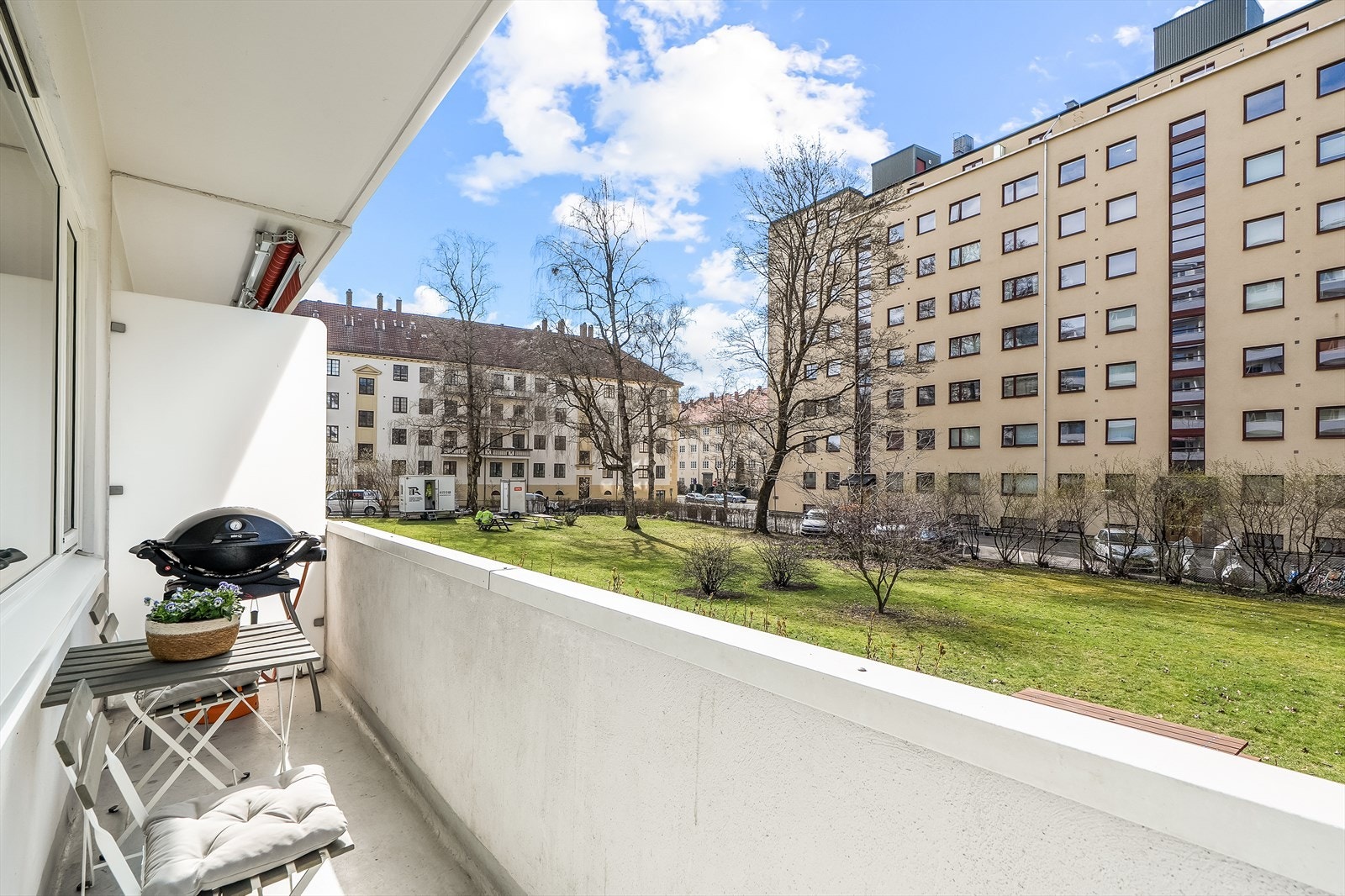 Fra stuen er det utgang til en solrik sydvestvendt balkong omkranset av grønne og rolige omgivelser. Her bor du svært sentralt, samtidig som du også får en grønn og idyllisk beliggenhet. Galleribilde
