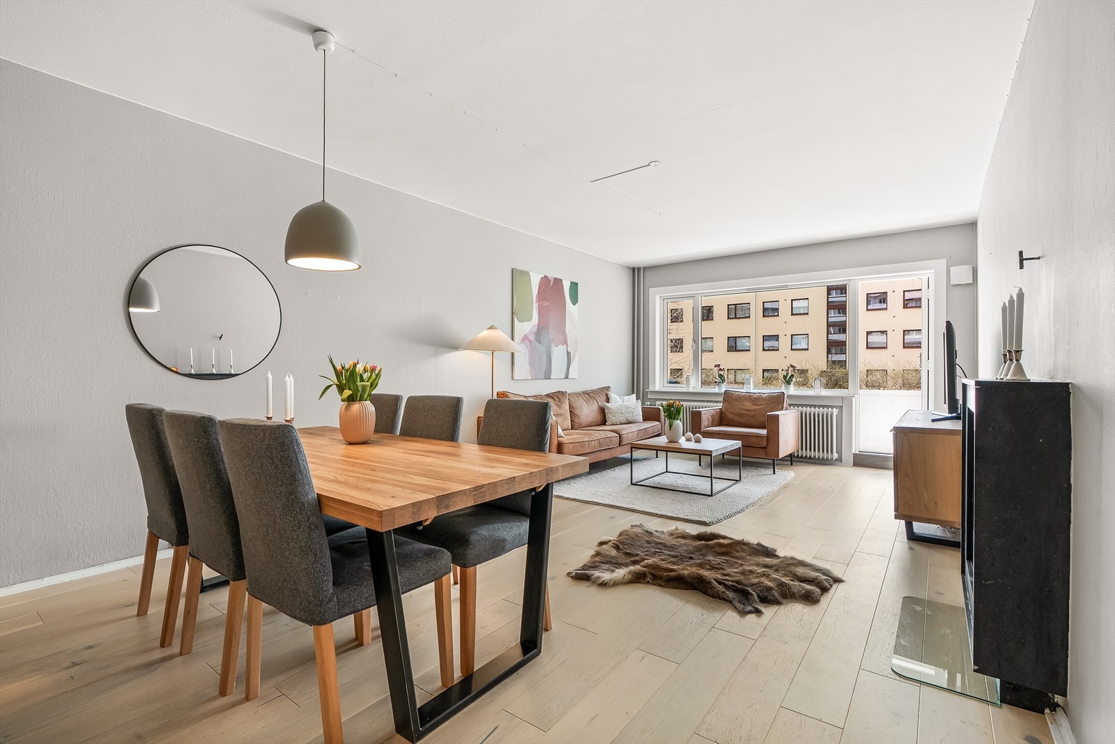 Den store og herlige stuen har rikelig med plass til både et stort og godt spisebord, og en stor sofa/sofagruppe. Galleribilde