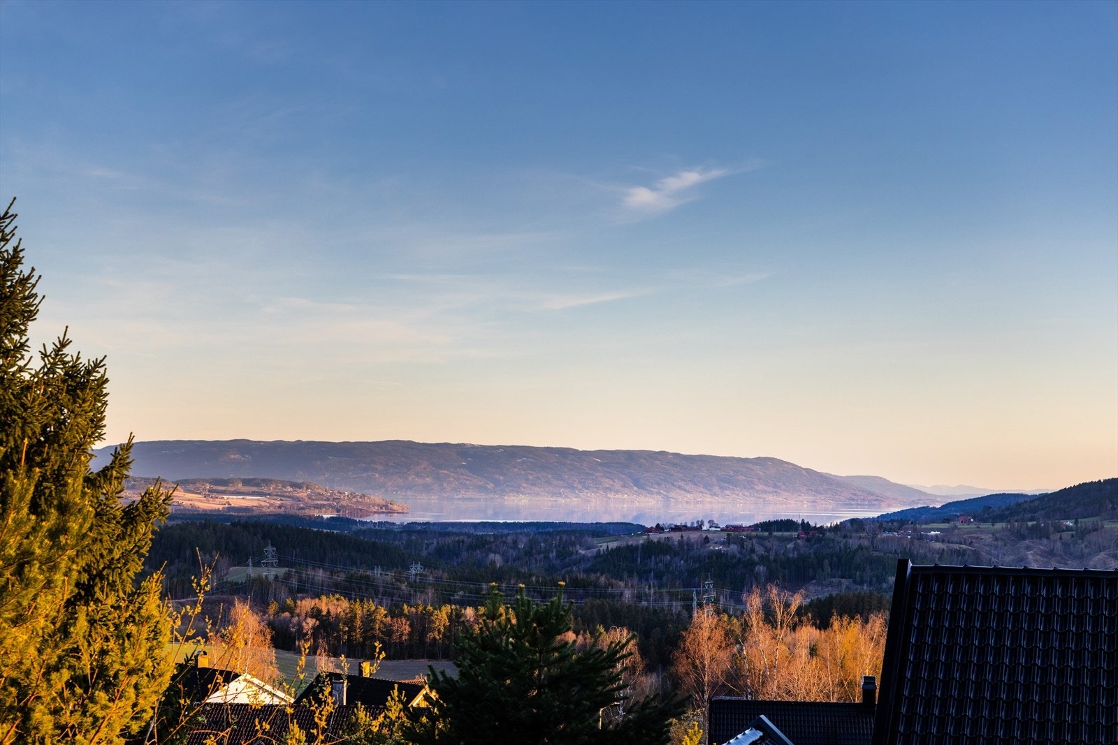 Langstrakt utsikt over Ringerikslandskapet. Galleribilde