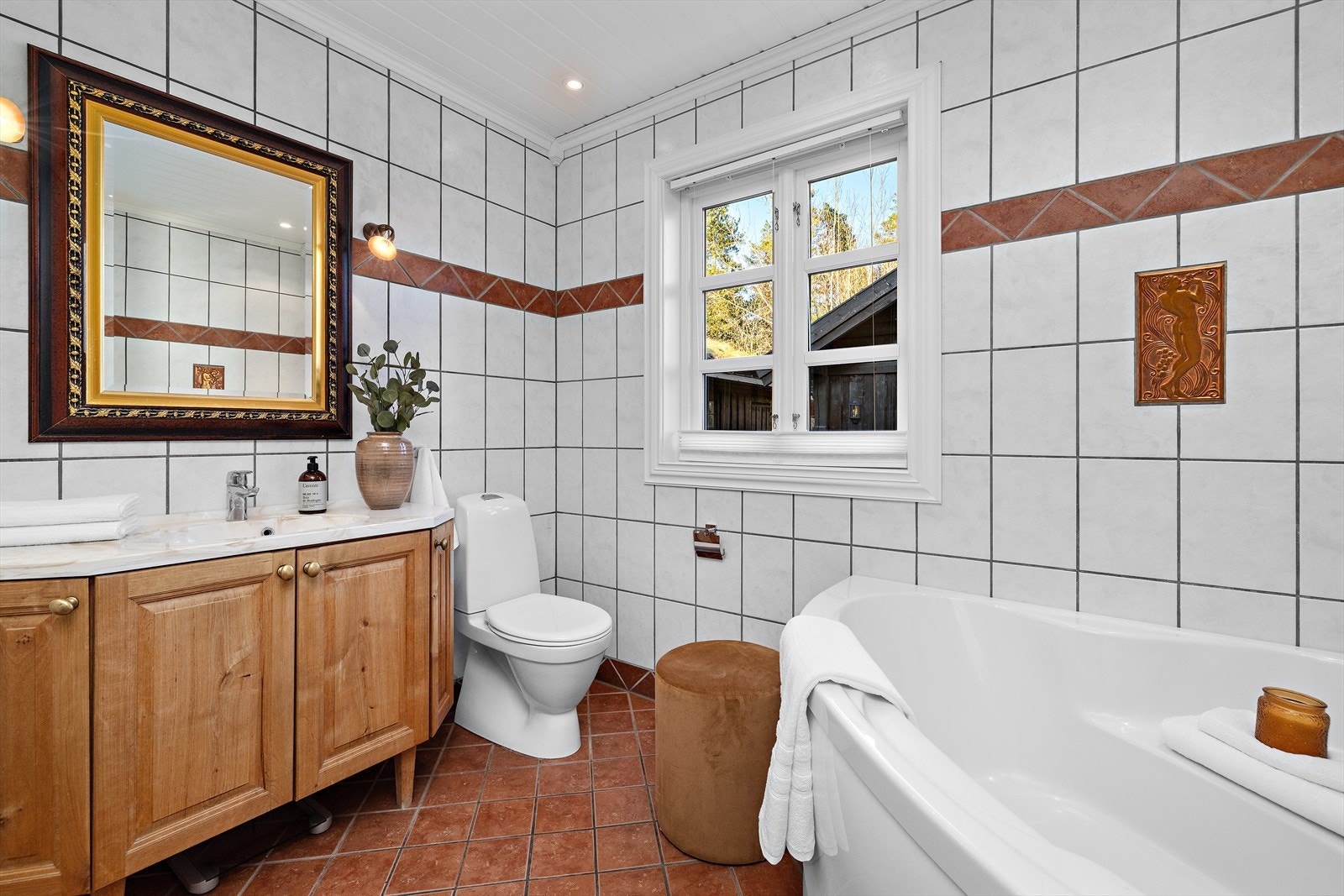 Badet i første etasje er fra byggeåret og har flislagt gulv med gulvvarme. Galleribilde