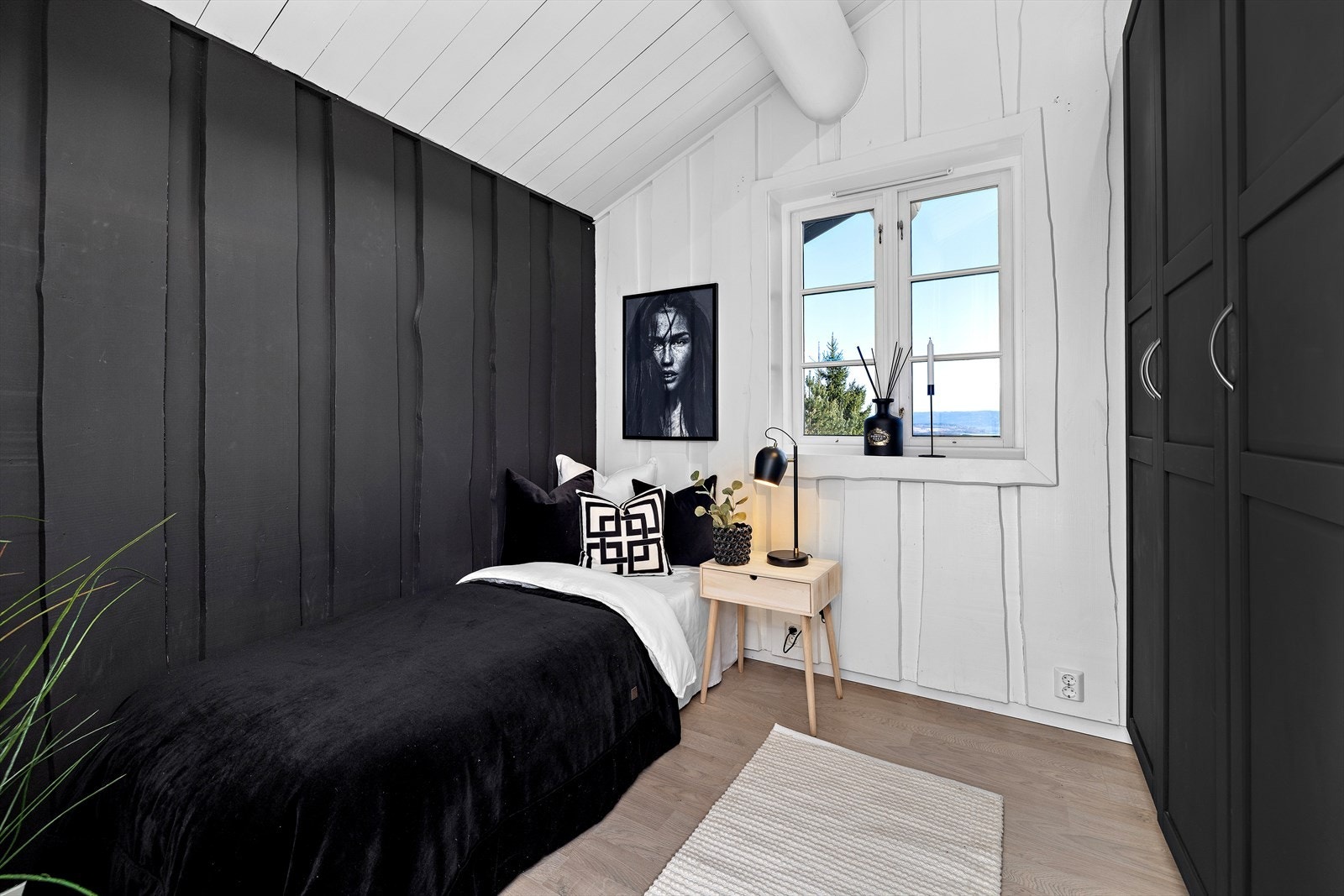 Soverommet har plass til seng og garderobeskap, og oppvarmes med panelovn. Galleribilde