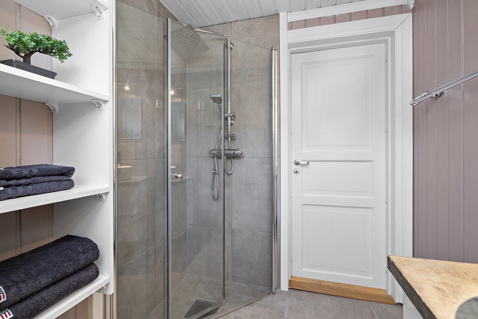 Dusjhjørnet med nye glassdører ble installert under oppussingen av badet i 2021. Galleribilde