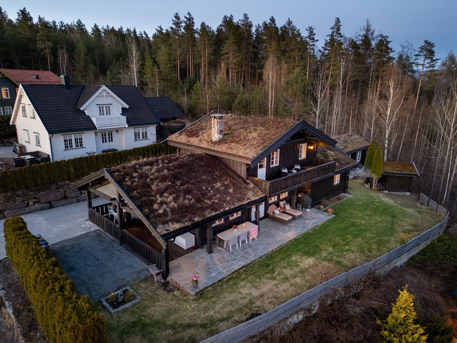 Både boligen, garasjen og annekset har torvtak, som gir et helhetlig og tradisjonsrikt uttrykk. Galleribilde